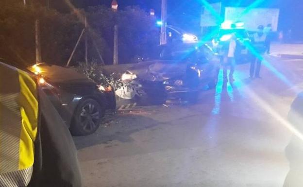 Un conductor ebrio choca contra otro vehículo y hiere a una madre y su hijo de dos años