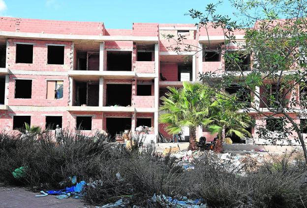 Casi 200 firmas para exigir que limpien y desalojen un edificio con okupas junto a un colegio en San Pedro del Pinatar