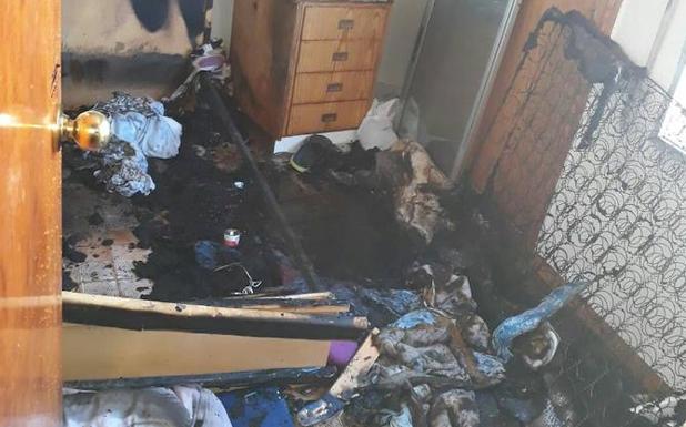 Atienden a dos personas por intoxicación en el incendio de un piso en Beniaján