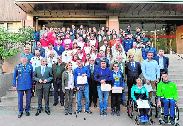 Más becas y más mujeres