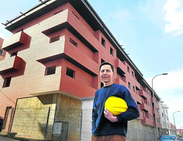 El hombre que está levantando un edificio con sus propias manos