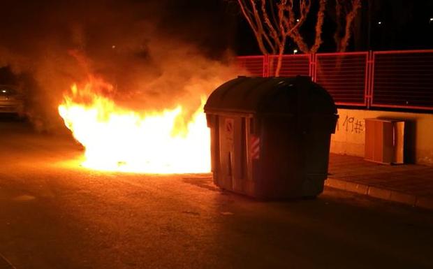 Prenden fuego a tres contenedores situados junto a un colegio de San José de la Vega