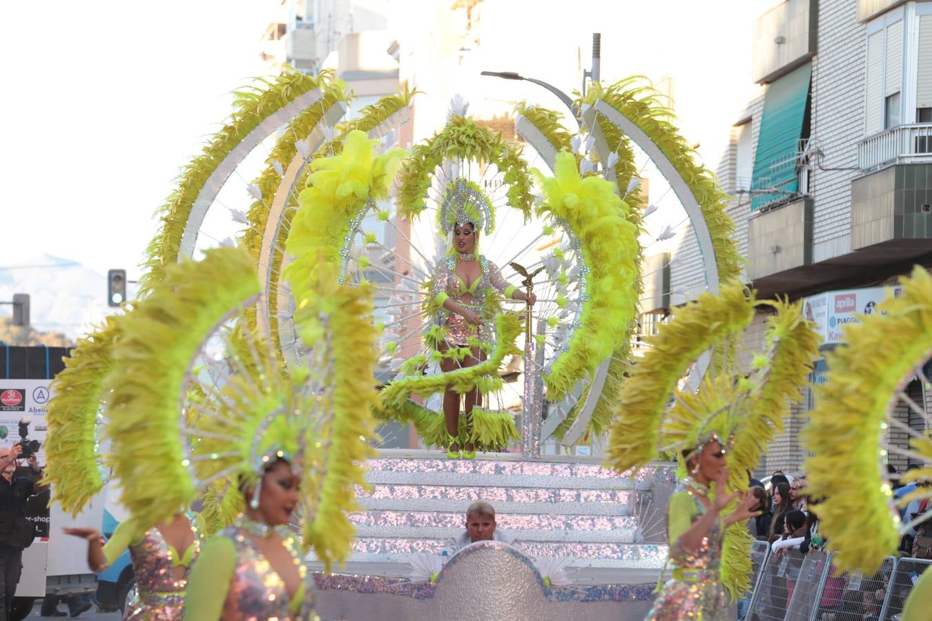 Águilas se llena de plumas