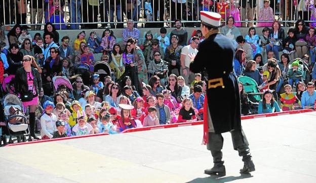 Centenares de niños disfrutan de su carnaval