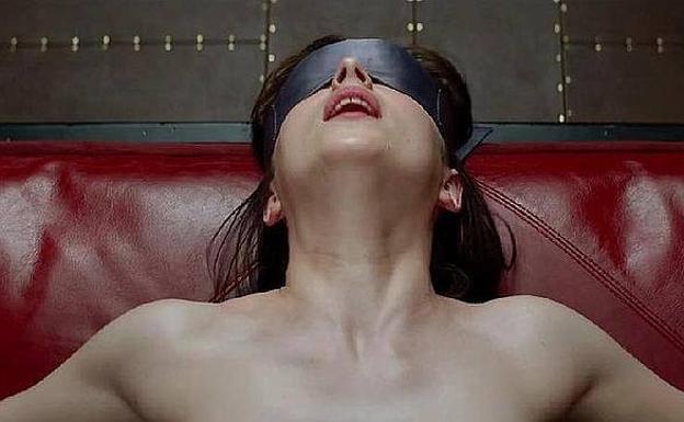 Atienden a una mujer a punto de morir por recrear una escena de '50 sombras de Grey'