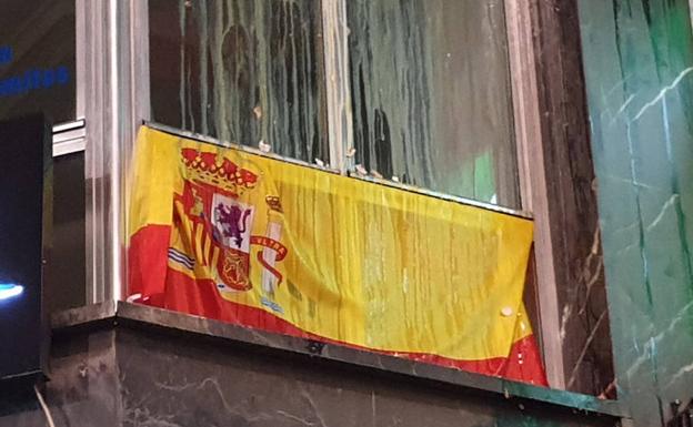 Huevos y gritos contra Vox al pasar la manifestación del 8-M por su sede de la Gran Vía de Murcia