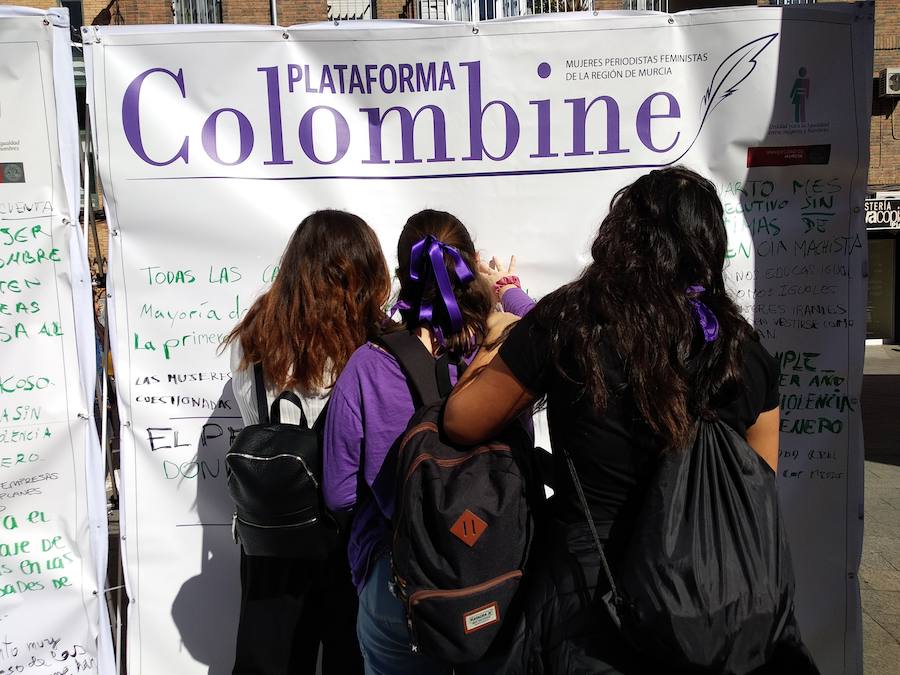 Cientos de personas se concentran en Murcia para calentar el 8M