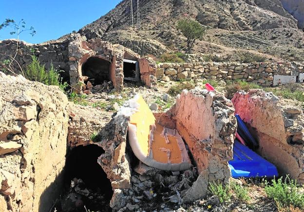 El Grupo Aire saca a la luz el «abandono absoluto» del viejo cementerio municipal de Ricote