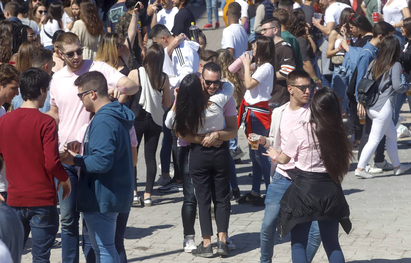 Seis mil alumnos de la UPCT llenan la Muralla en la fiesta de las paellas