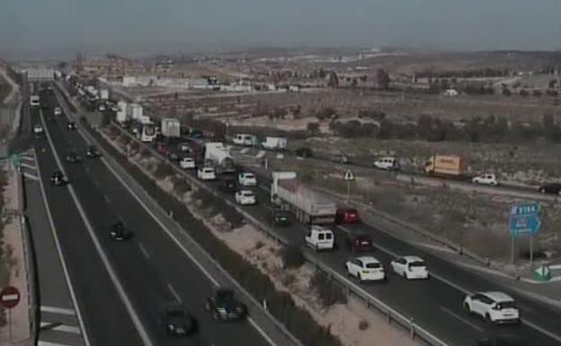 Atascos en la A-7 y la A-30 en el inicio del puente de San José