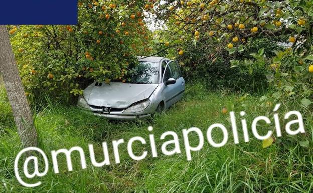 Acaba en un huerto de cítricos tras el choque con otro turismo en Rincón de Seca