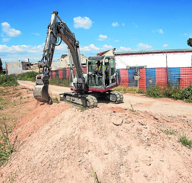 El soterramiento de la línea eléctrica da inicio a las obras del nuevo colegio de La Aljorra