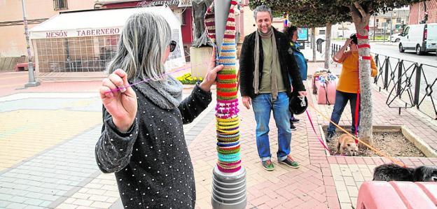 Las vecinas de La Palma adornan el pueblo