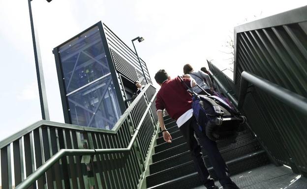 Vecinos denuncian las constantes averías de los nuevos ascensores en la pasarela del AVE