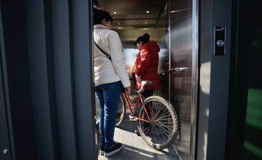 Dos mujeres utilizan el ascensor de la plataforma. /Nacho García / AGM