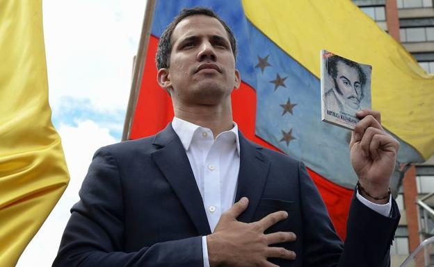 Maduro cerca a Guaidó y lo inhabilita políticamente por 15 años