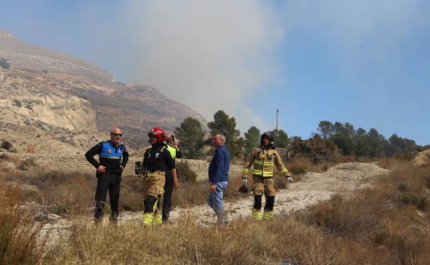 Extinguen un incendio en una loma junto a la carretera que conecta Lorca con Caravaca
