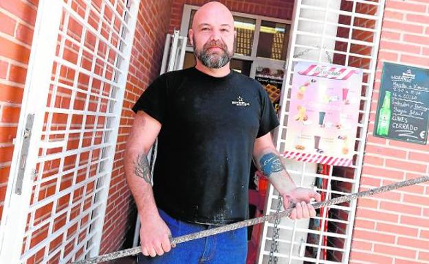 «Destrozó la verja del bar con una barra de hierro»