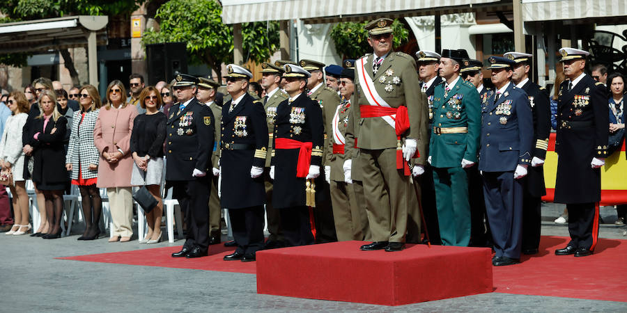 Entrega de la enseña nacional al Regimiento de Infantería 'Zaragoza' nº 5 de paracaidistas