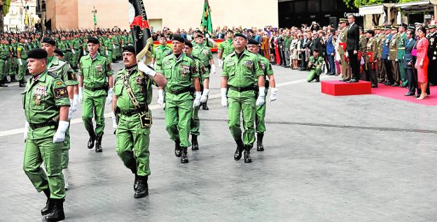 Los paracaidistas reciben la enseña nacional