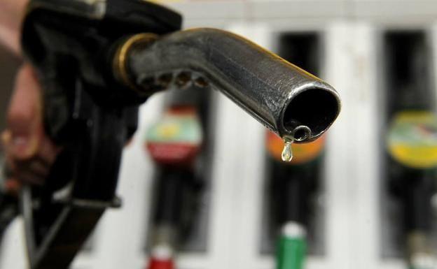 2 trucos para echar más gasolina al mismo precio al ir a repostar