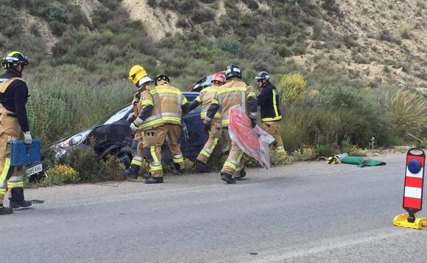 Un herido en la colisión entre un coche y un camión grúa en Los Ramos