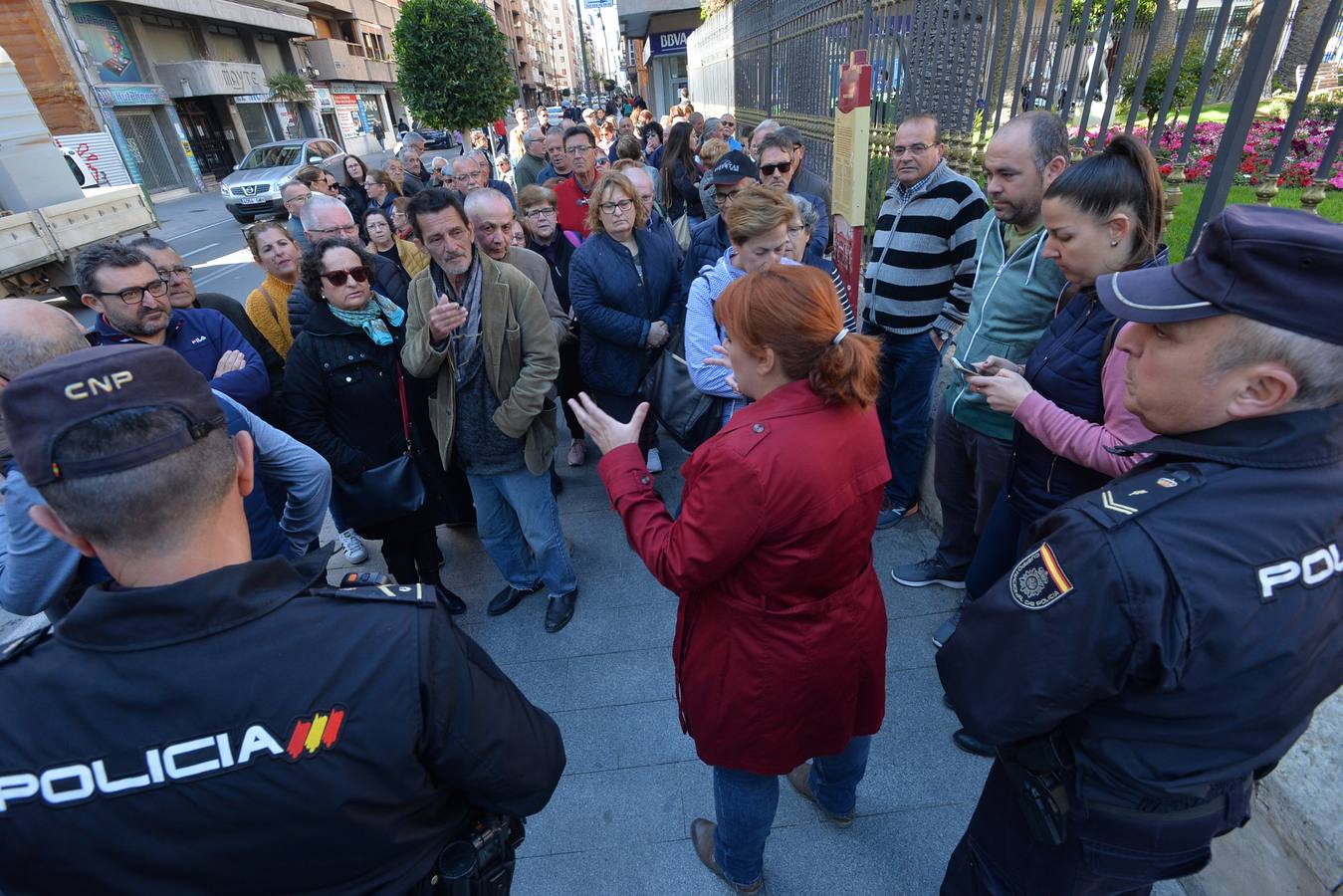 Concentración de los afectados por la devolución de las ayudas de los terremotos de Lorca