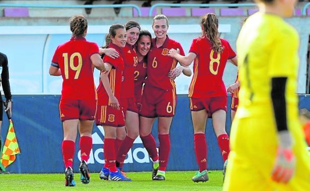 España gana con goles de Eva Navarro