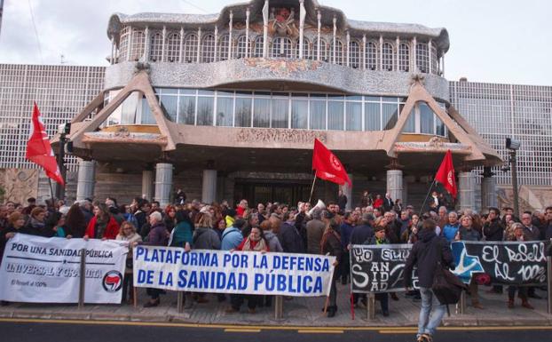 Murcia escala cuatro puestos entre las comunidades con mayor privatización sanitaria