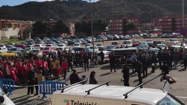 Cruce de cánticos antes del derbi