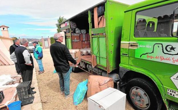 Abono, ropa y arroz para el pueblo saharahui