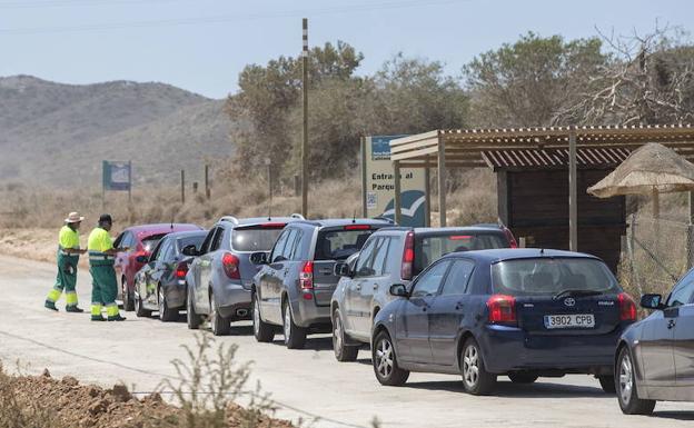 El control de acceso a vehículos en Calblanque se extiende a Semana Santa por primera vez