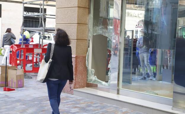 Asaltan por segunda vez en menos de un año la misma tienda de productos de Apple en Cartagena