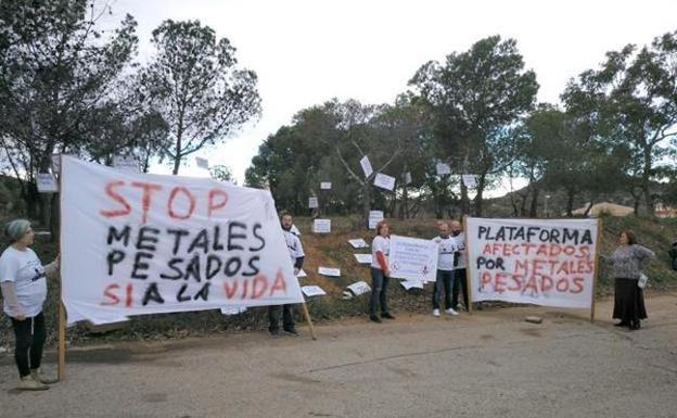 Minas reconoce el «abandono» de balsas en Llano del Beal y la contaminación junto al colegio