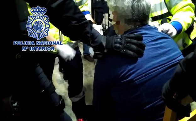 Un negociador logra calmar a un hombre atrincherado con un cuchillo en Casillas