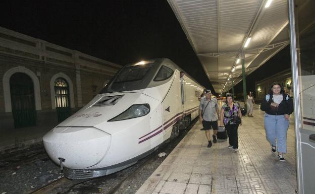 Los dos trenes híbridos con Madrid realizarán paradas en Cieza y Hellín