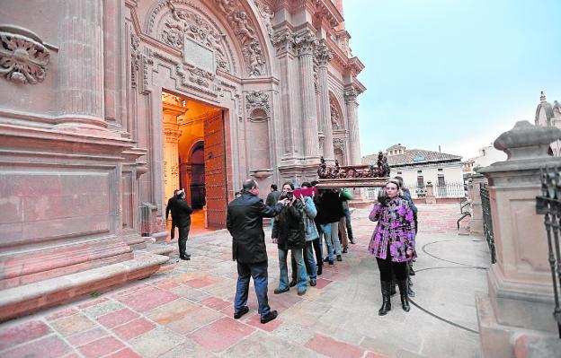 La Virgen de la Soledad estrenará este sábado una corona de plata en la procesión de La Curia