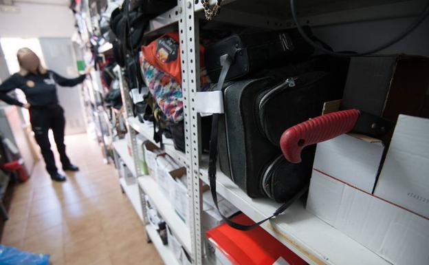 Un matamoscas, llaves y cientos de 'smartphones': Así es el cajón de los objetos perdidos de Murcia