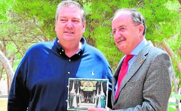 Los resucitados premian al pregonero de este año