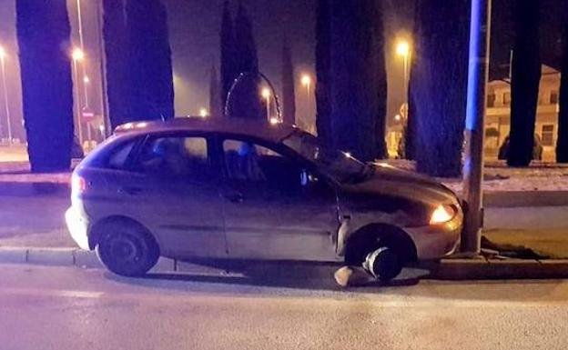 Un conductor ebrio estrella su coche contra una farola en la avenida de Alicante