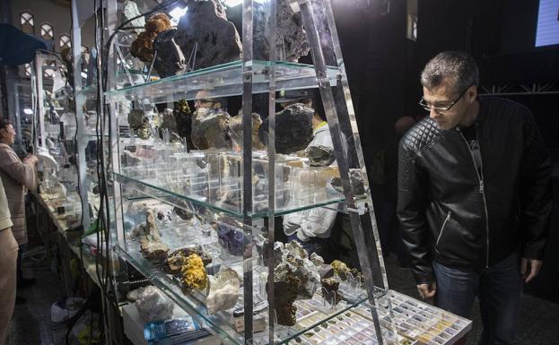 La Feria de Minerales y Fósiles de La Unión monta una exposición propia para invidentes