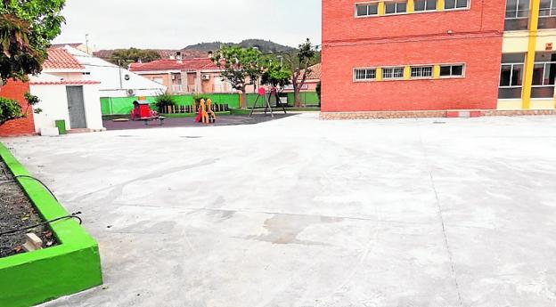 Pavimentan el patio del colegio del Estrecho por los metales pesados