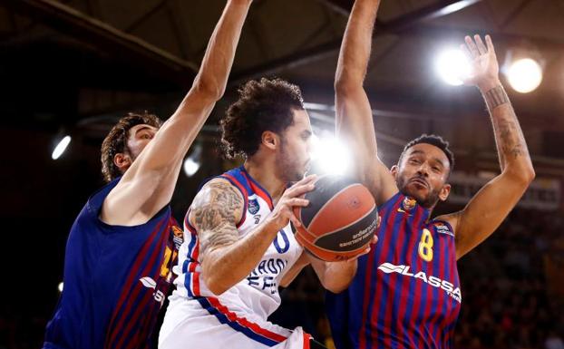 Larkin comanda la paliza del Anadolu Efes al Barça