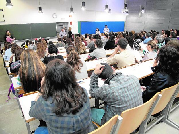 Los aspirantes a obtener 151 plazas de funcionario esperan el resultado del primer examen