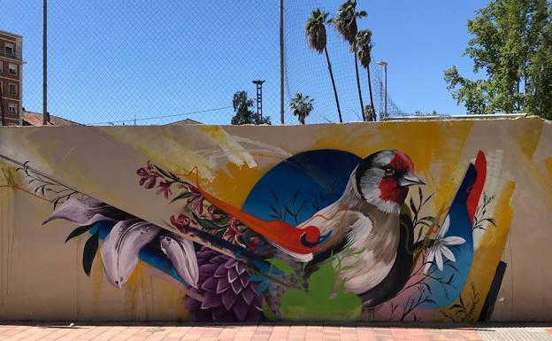 Grafiteros de Italia y Murcia plasman su visión de la primavera en muros de la capital