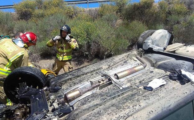 Hospitalizado tras dar una vuelta de campana con su vehículo en Puerto Lumbreras