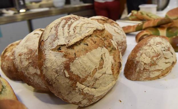 El Gobierno baja el IVA del pan del 10% al 4% a dos días de las elecciones