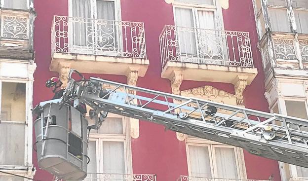 Sanean una fachada en mal estado
