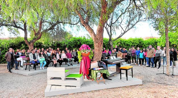 Dedican un espacio al aire libre a José Antonio Pujante en el instituto donde fue profesor
