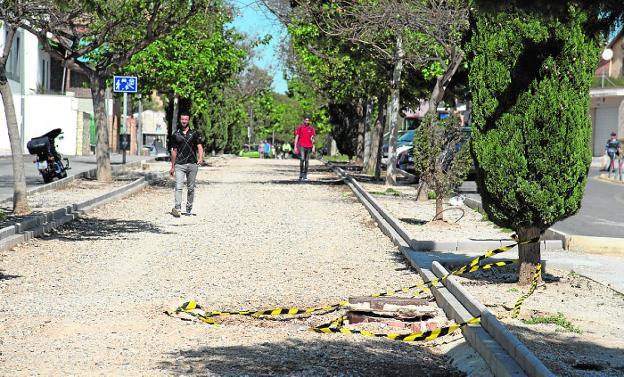 Las obras de un colector retrasan el arreglo de la vía verde de Barrio Peral